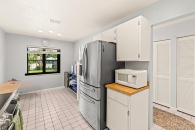 Turn-key 2 bedroom plus den, 2 bath convertible condo in - photo 12