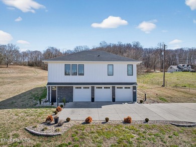 Stunning modern move-in ready home in Morristown -- 2 bed, 3 - photo 2