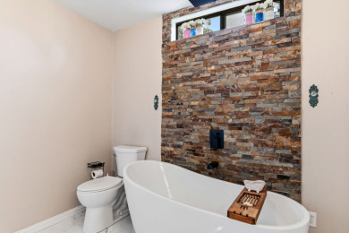 Cute cottage in a PRIME location, right by the Island! - photo 15