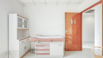This 1847 gross sqft commercial condo is perfectly located in - photo 18