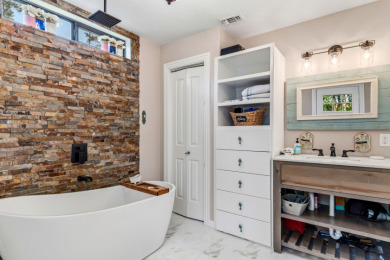 Cute cottage in a PRIME location, right by the Island! - photo 17