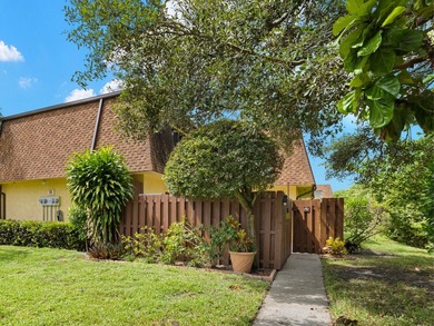 (private lake, pond, coastal) Townhome/Townhouse Active Under Contract in Jupiter Florida