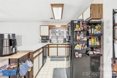 Motivated Seller!! Ground Floor Unit! This cozy 2 bedroom, 2 - photo 11