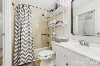 Motivated Seller!! Ground Floor Unit! This cozy 2 bedroom, 2 - photo 17