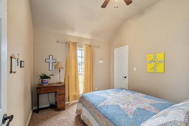 Beautiful & well maintained 4-bedroom, 2-bath home perfectly - photo 16