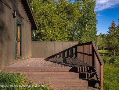 Tucked away on a quiet cul-de-sac backing directly to the golf - photo 22
