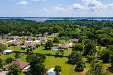 Beautiful & well maintained 4-bedroom, 2-bath home perfectly - photo 33