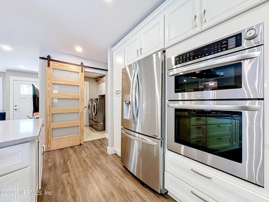 Welcome to this beautifully redesigned pool home, professionally - photo 13