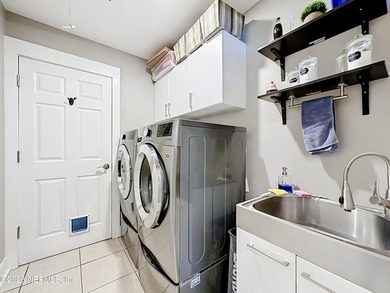 Welcome to this beautifully redesigned pool home, professionally - photo 14