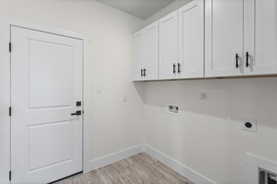 Discover this stunning brand-new 4-bedroom, 2-bathroom home in - photo 15