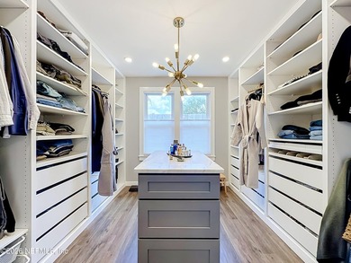 Welcome to this beautifully redesigned pool home, professionally - photo 28