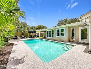 Welcome to this beautifully redesigned pool home, professionally - photo 36