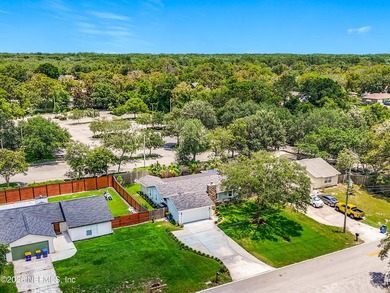 Welcome to this beautifully redesigned pool home, professionally - photo 46