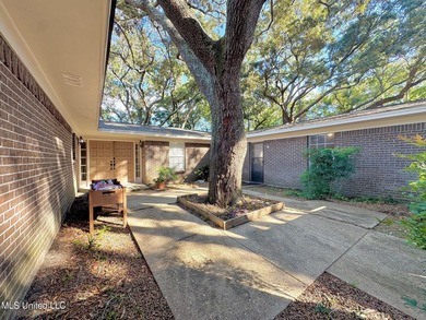 This is the opportunity to own a beautiful all-brick 5-bedroom - photo 3