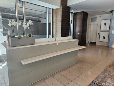 Enjoy city living at the Metropolitan on Rincon Hill. 2-bedroom - photo 3