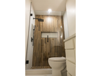 Welcome to this beautifully remodeled 3-bedroom, 2-bath home - photo 7