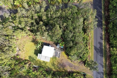 Set behind a gated driveway and surrounded by tropical greenery - photo 2