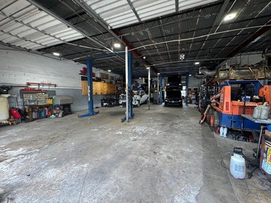 Single user 3,390 SF warehouse zoned B3 in Oakland Park. This - photo 2