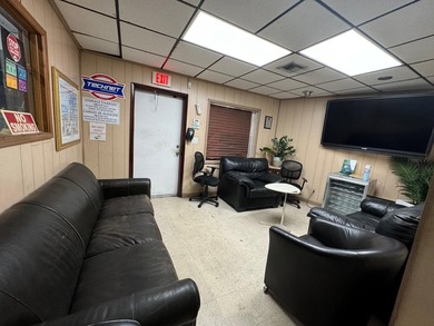 Single user 3,390 SF warehouse zoned B3 in Oakland Park. This - photo 3