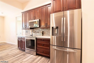 Welcome to this beautifully maintained pool home, ideally - photo 7