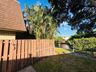 (private lake, pond, creek) Townhome/Townhouse For Sale in Tamarac Florida