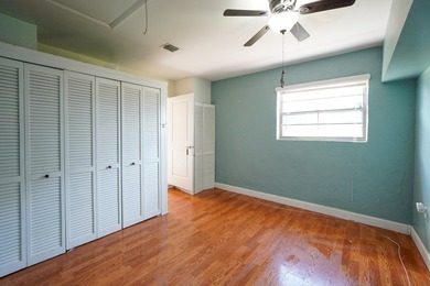 Welcome to this charming single-story residence in the Willows - photo 18
