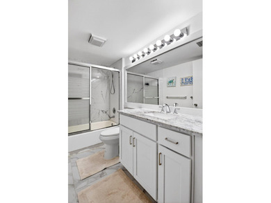Spacious, investor friendly 3rd floor renovated and move in - photo 32