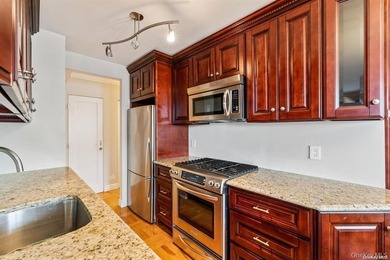 Beautifully Renovated Large 1 bedroom Deluxe (Jr. 4) in Luxury - photo 2