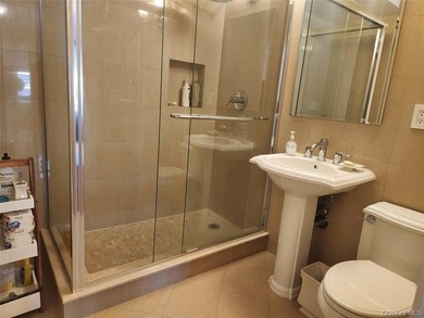 Beautifully Renovated Large 1 bedroom Deluxe (Jr. 4) in Luxury - photo 3