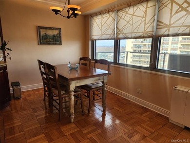 Beautifully Renovated Large 1 bedroom Deluxe (Jr. 4) in Luxury - photo 4