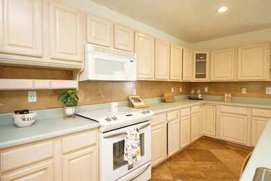 Beautiful home close to the white sandy beaches, military bases - photo 13