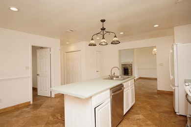 Beautiful home close to the white sandy beaches, military bases - photo 17