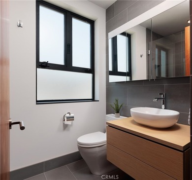 Welcome to coastal luxury redefined. Perfectly positioned - photo 34