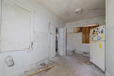 Three-bedroom bungalow with unfinished basement, large back yard - photo 12