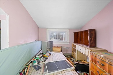 Three-bedroom bungalow with unfinished basement, large back yard - photo 13