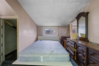 Three-bedroom bungalow with unfinished basement, large back yard - photo 16