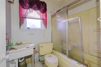 Three-bedroom bungalow with unfinished basement, large back yard - photo 17