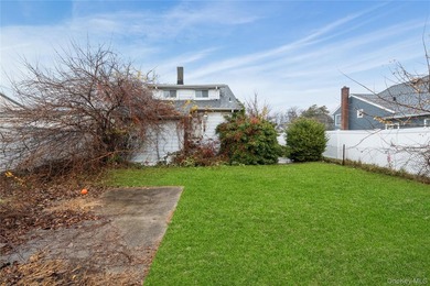 Three-bedroom bungalow with unfinished basement, large back yard - photo 19