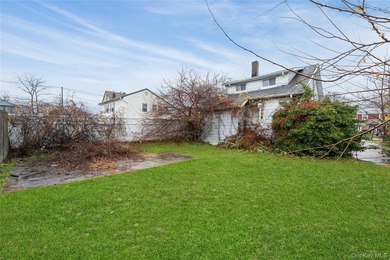 Three-bedroom bungalow with unfinished basement, large back yard - photo 20