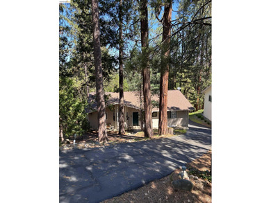 Well maintained home on a quiet street, with pleasant views and - photo 2