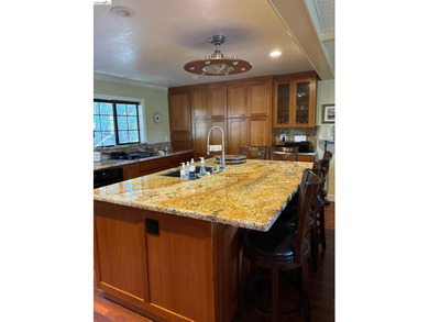 Well maintained home on a quiet street, with pleasant views and - photo 5