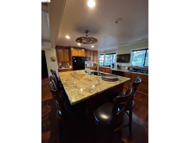 Well maintained home on a quiet street, with pleasant views and - photo 9