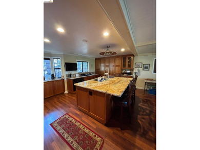 Well maintained home on a quiet street, with pleasant views and - photo 10