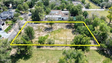 Located in the heart of the El Paso Country Club, this expansive - photo 4