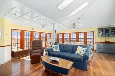 Presenting a rare waterfront Eastern Pt compound spanning 3 - photo 19
