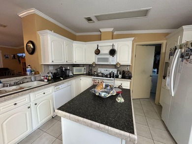 Charming mobile home featuring 3 bedrooms, 2 bathrooms, All age - photo 8
