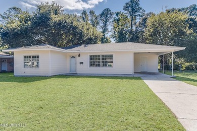 Welcome to this move-in ready gem situated on a spacious corner - photo 1