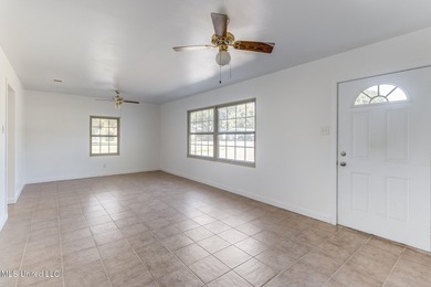 Welcome to this move-in ready gem situated on a spacious corner - photo 3