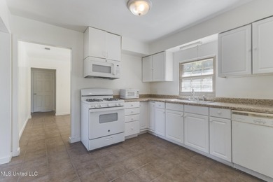 Welcome to this move-in ready gem situated on a spacious corner - photo 8