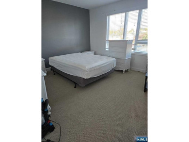 Fantastic modern 2-bedroom, 1-bath condo located in Fairview